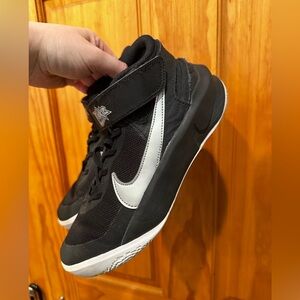 Nike team hustle d10 fly ease sneakers size 4.5